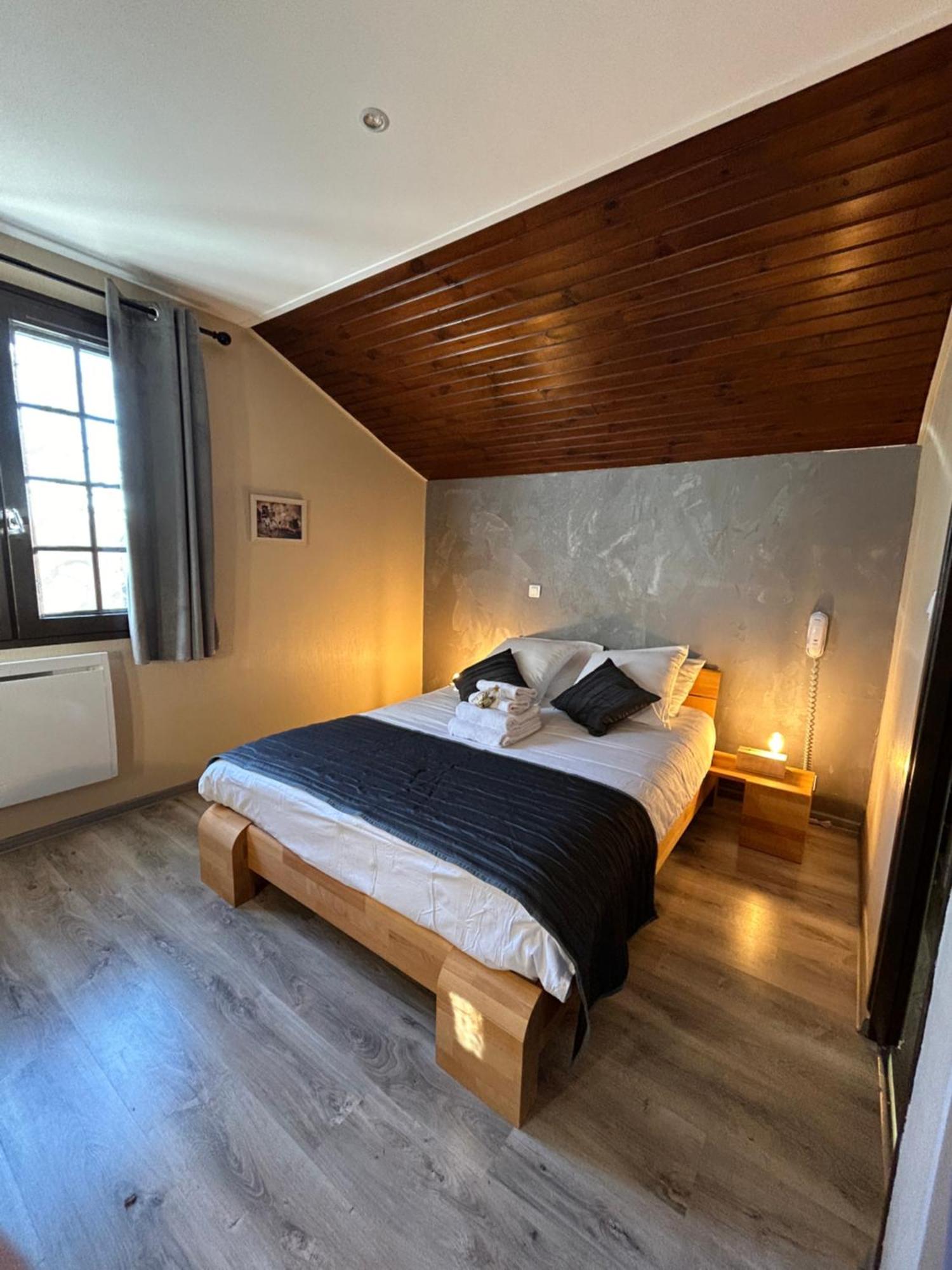 Logis Le Relais De La Voie Sacree Hotel Issoncourt Luaran gambar